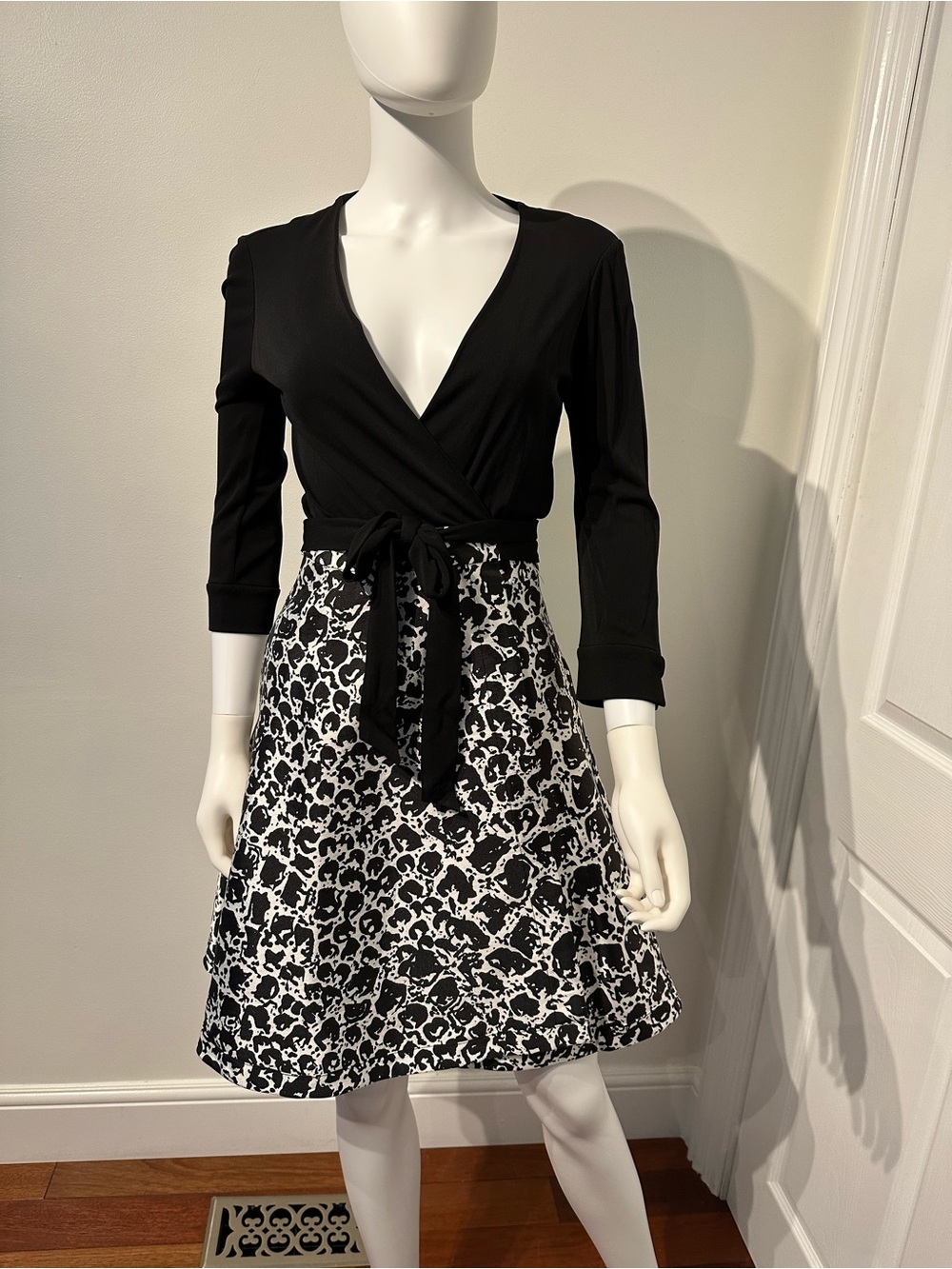 Diane von Furstenberg DVF Black & White Wrap Style Dress – Size 0